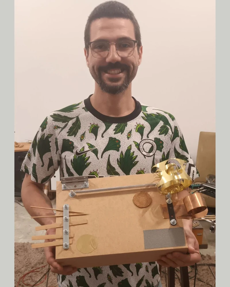 Luciano segurando a noisebox que construiu