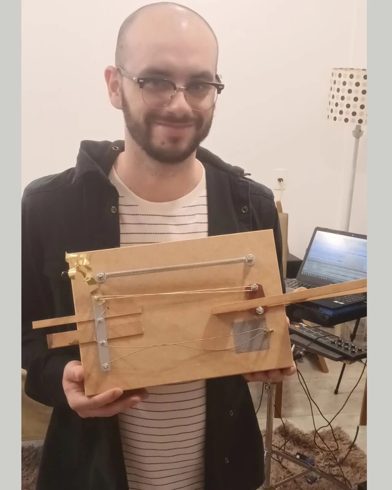 Carlos segurando a noisebox que construiu