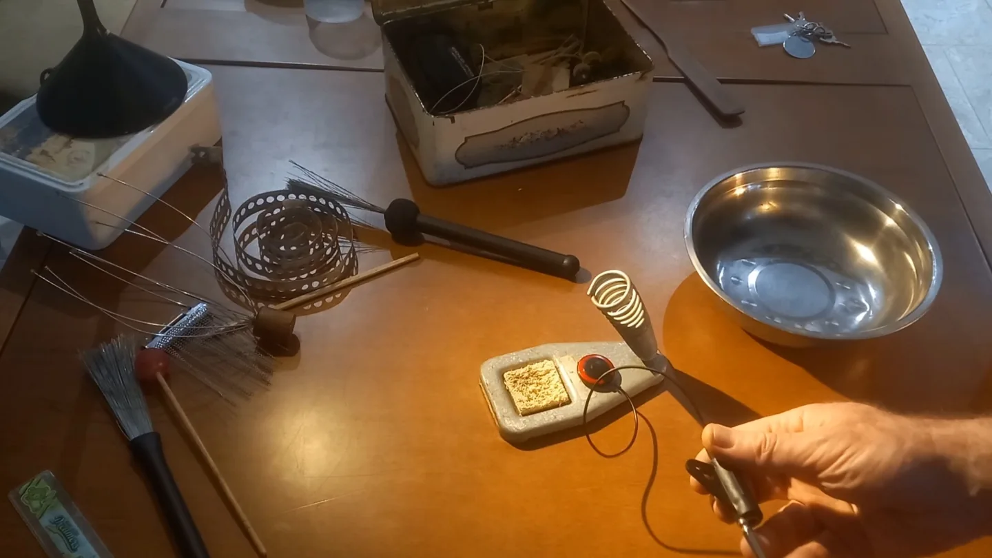 Microfone de contato captando a vibração de um objeto
